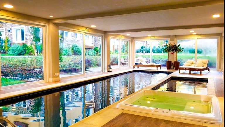 Apto LINDO com lareira, piscina aquecida e jacuzzi