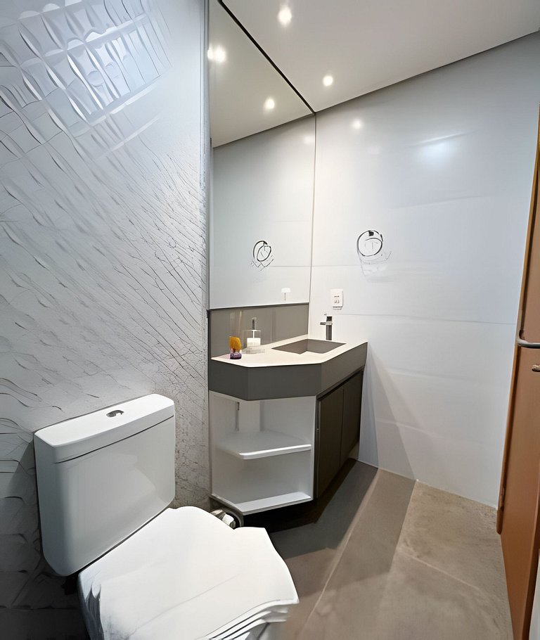 Lindo Apto em cond. com piscina aquecida e ofurô