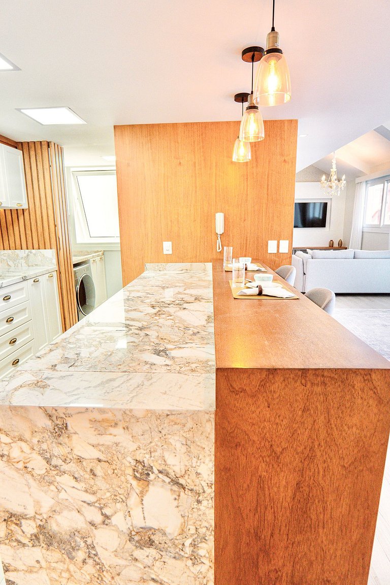 Alto Padrão com 3 suítes a 150m Rua Coberta