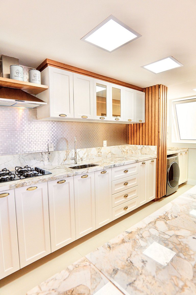 Alto Padrão com 3 suítes a 150m Rua Coberta