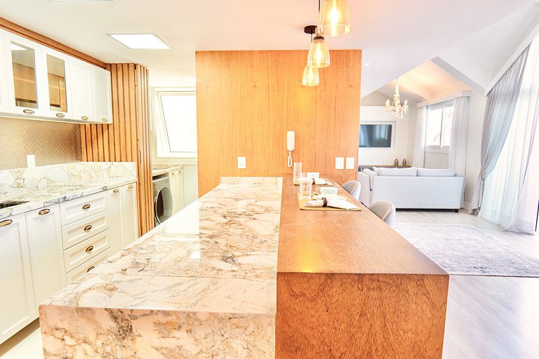 Alto Padrão com 3 suítes a 150m Rua Coberta