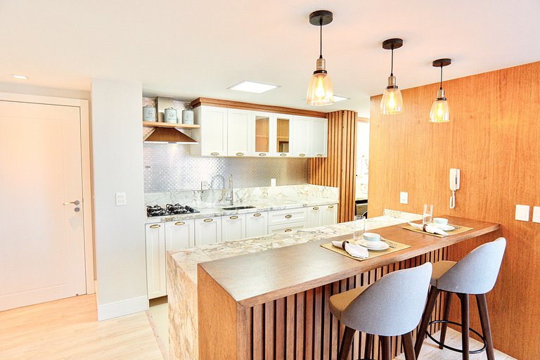 Alto Padrão com 3 suítes a 150m Rua Coberta