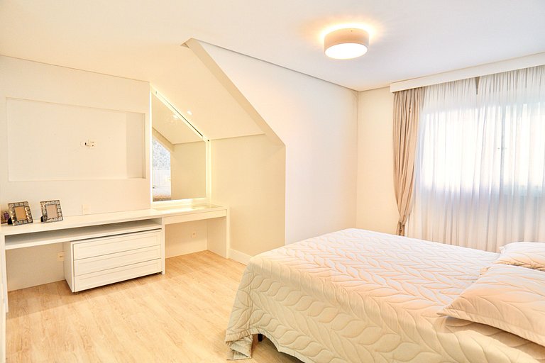 Alto Padrão com 3 suítes a 150m Rua Coberta