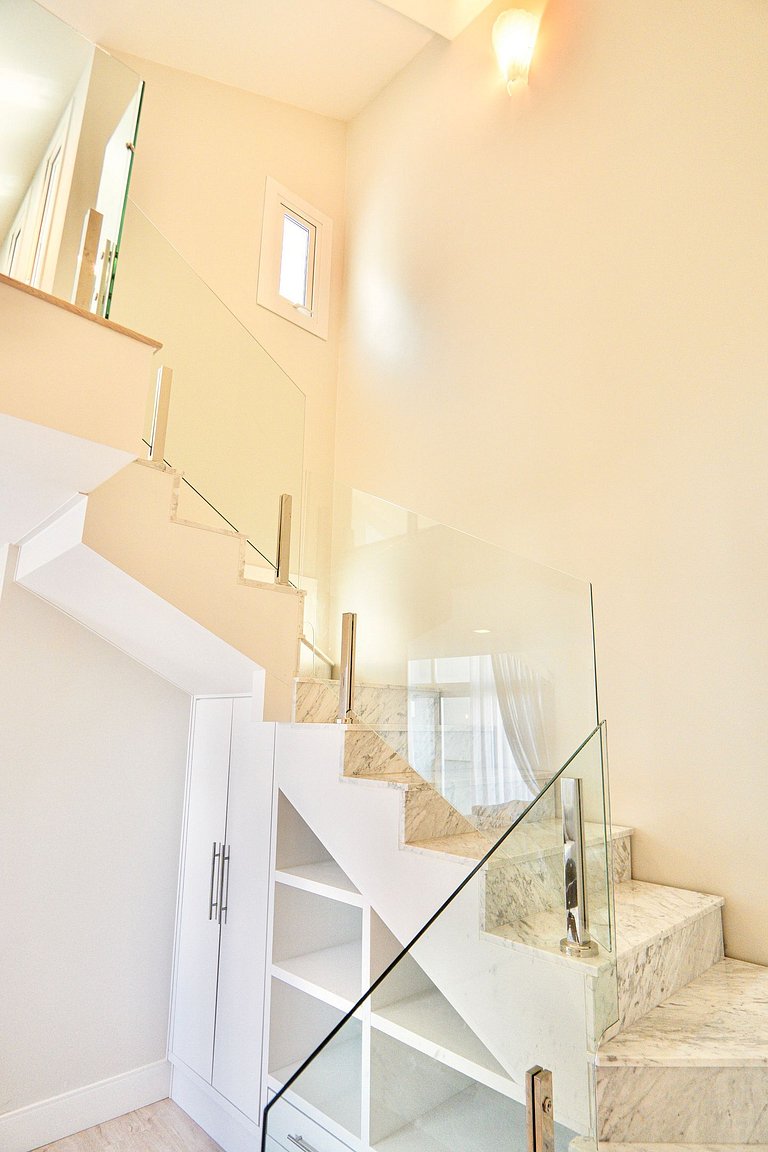 Alto Padrão com 3 suítes a 150m Rua Coberta