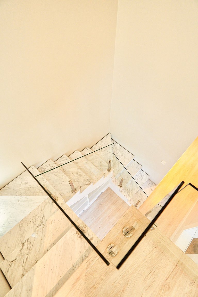 Alto Padrão com 3 suítes a 150m Rua Coberta