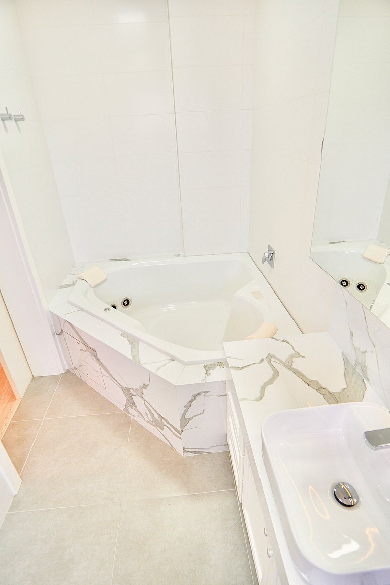 Alto Padrão com 3 suítes a 150m Rua Coberta