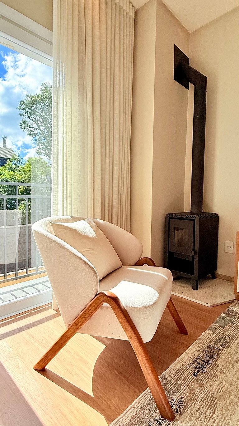 Charmoso e Completo c/ Lareira Próx a Rua Coberta