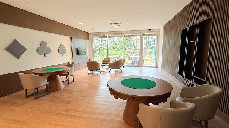 Natureza & Piscina | Apê Novo em Condomínio Clube