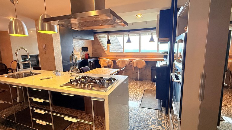 Luxo 3 Suítes | Vista Vale do Quilombo |R. Coberta