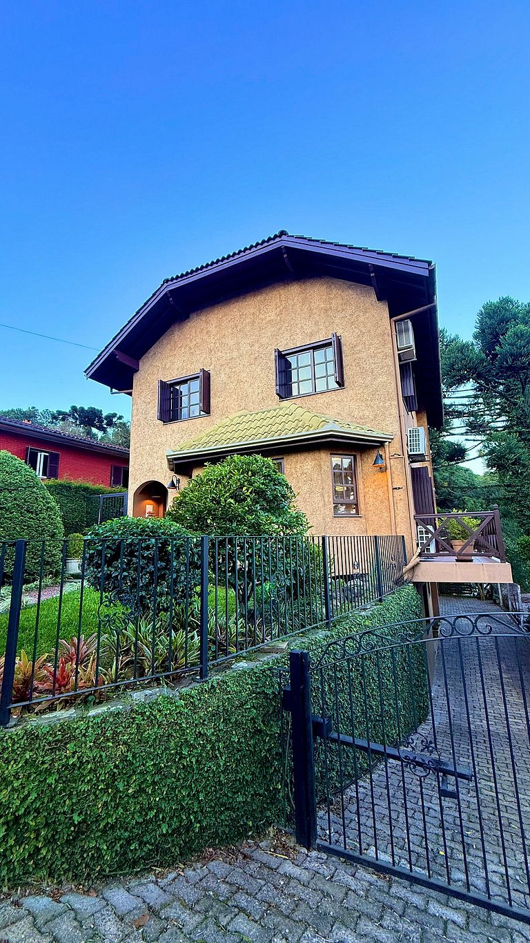 Casa Serena | 3 Quartos | Próx Centro