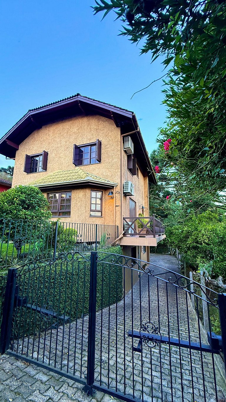 Casa Serena | 3 Quartos | Próx Centro