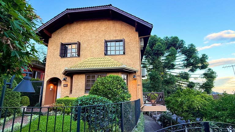 Casa Serena | 3 Quartos | Próx Centro